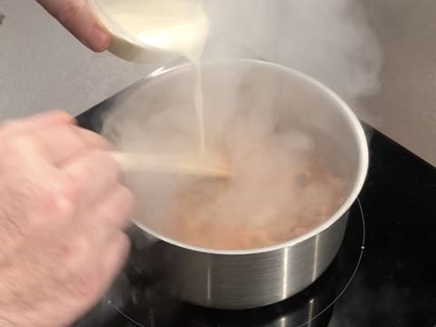 Ajout de la crème fleurette dans le caramel