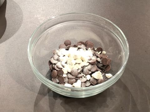 Pistoles de chocolat et beurre de cacao Mycryo dans un saladier 