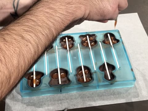 Pochage de la crème au beurre salée dans les coques en chocolat