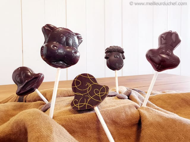 Une Pile De Pièces En Chocolat En Or Ouvert Et Placé Sur Un Fond Blanc