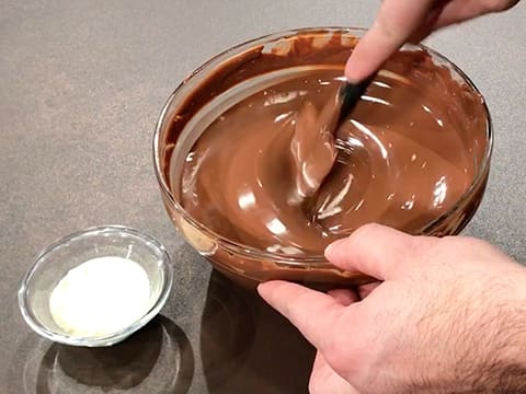 Recette - Praline au chocolat noir fourrée de confiture de lait en vidéo 