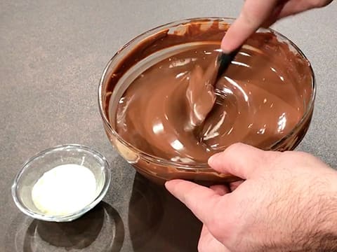 Chocolats fourrés praliné chocolat noir (gianduja noir) - Recette i-Cook'in