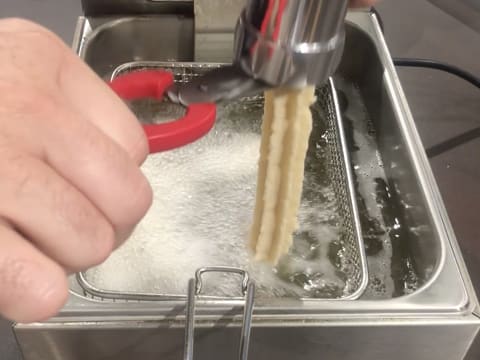 Churros au Yuzu et sa fondue au chocolat et fruit de la passion