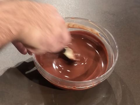 Mélange de la préparation chocolatée, et obtention de la fondue chocolat et fruit de la passion lisse et homogène