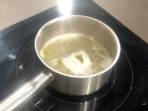 La préparation est portée à ébullition dans la casserole
