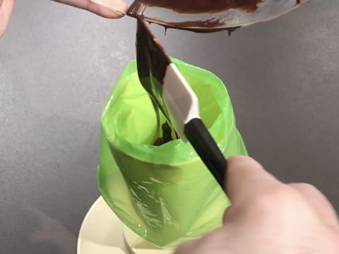 Chocolat fondu dans poche pâtissière