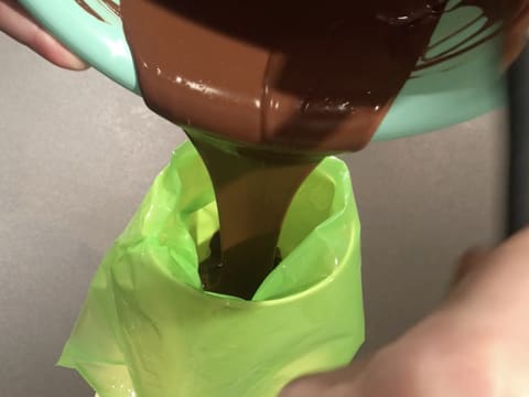 Chocolat fondu dans poche pâtissière