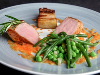 Le cochon Ibaïona rôti et ventrèche braisée, légumes verts moutardés au romarin