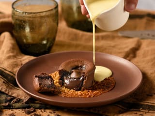 Coulant au chocolat, crème anglaise, tuiles dentelle