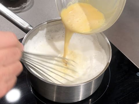 Les jaunes d'œufs dilués avec un peu de lait, sont versés dans la casserole qui contient le lait en ébullition