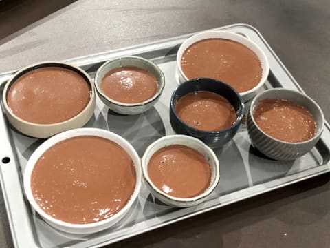 Obtention de tous les plats de service remplis de crème au chocolat