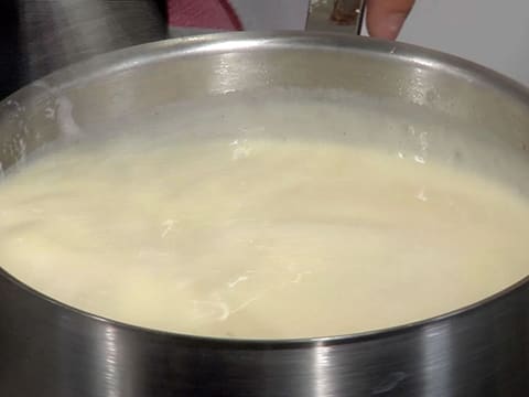 La crème pâtissière est en train de cuire dans la casserole