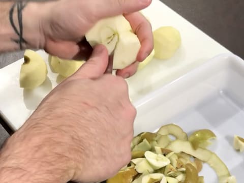 Le trognon d'une moitié de pomme est retiré avec la pointe d'un couteau