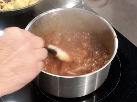 La crème liquide et le caramel blond sont mélangés ensemble dans la casserole, à l'aide d'une spatule maryse