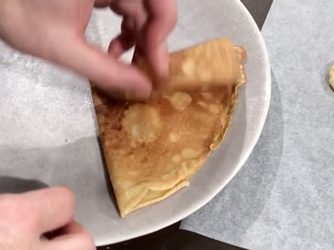 La crêpe est à nouveau pliée en deux afin de former un triangle