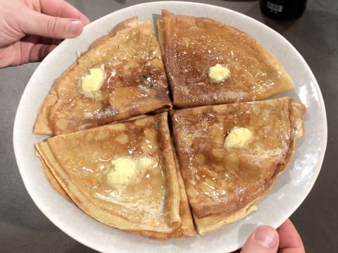 Obtention des crêpes au beurre d'orange sur l'assiette de service