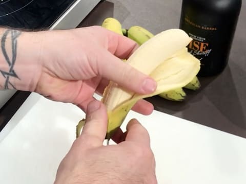 Vision d'une banane qui est en train d'être épluchée