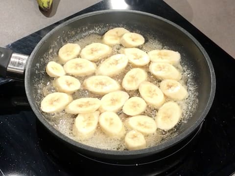 Les rondelles de banane sont en train de cuire dans le caramel blond, dans la poêle