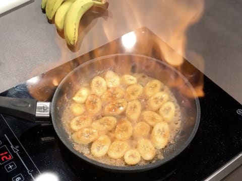 Les rondelles de bananes sont flambées au rhum dans la poêle