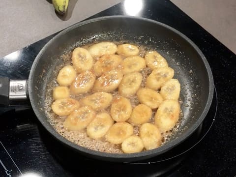 Les rondelles de bananes sont en train de cuire dans le caramel blond, dans la poêle