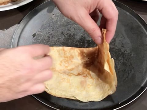 La crêpe est à nouveau pliée en deux