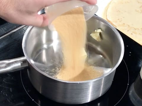 Crêpes fourrées aux pommes, sauce caramel - 35