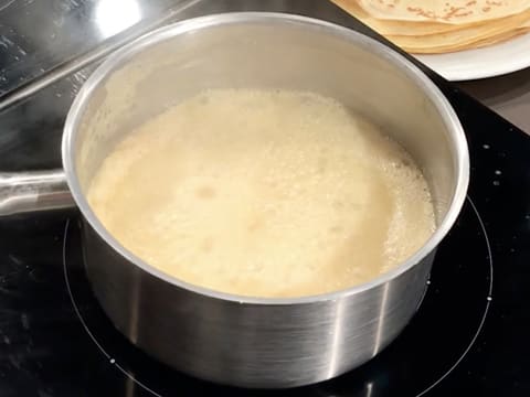 Crêpes fourrées aux pommes, sauce caramel - 40