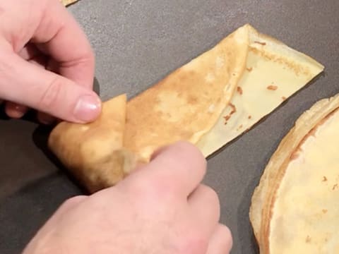 Crêpes fourrées aux pommes, sauce caramel - 47