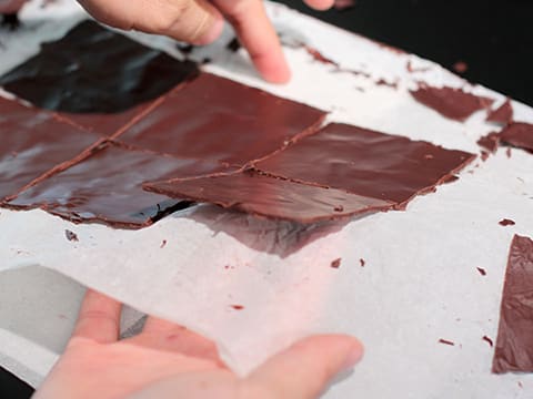 Décor chocolat imitation papier froissé (embout de bûche) - 12