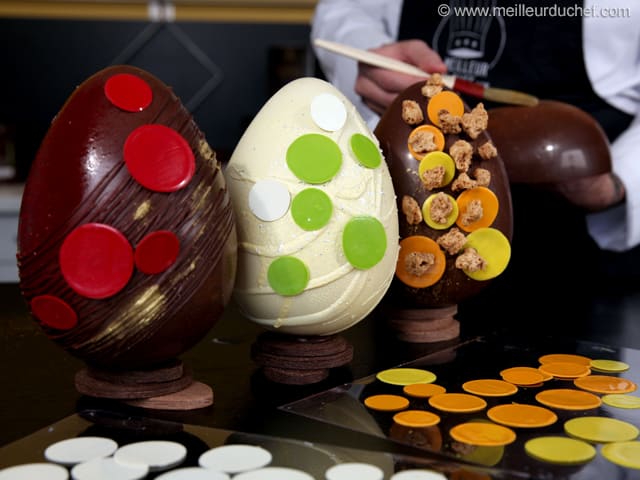 Un Oeuf De Pâques Au Chocolat Avec Des Décorations Dorées Sur Un