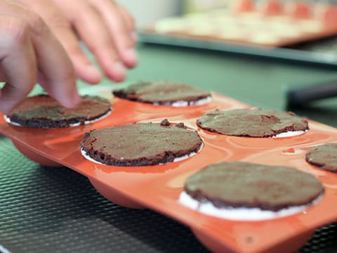 Dôme bavaroise chocolat blanc, crémeux violette sur fondant chocolat, nappage miroir violet - 44