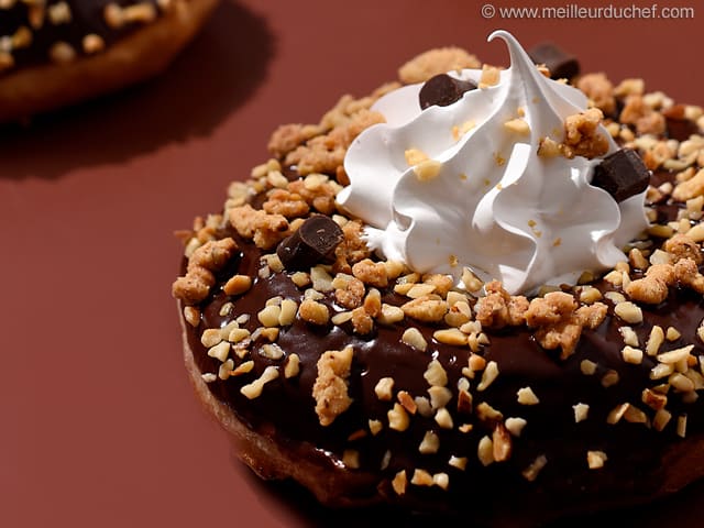 Donuts extra moelleux glacés au chocolat et crumble