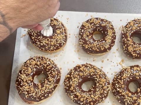 Donuts extra moelleux glacés au chocolat et crumble - 89