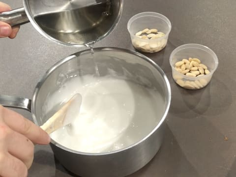 Sirop versé dans fondant blanc