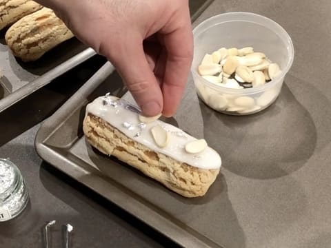 Amandes sur éclair glacé