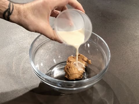 Lait versé sur pâte d'amande