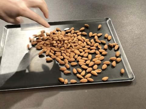 Amandes sur plaque à pâtisserie