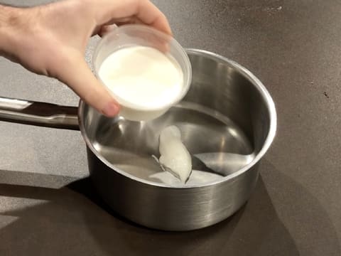 Lait versé dans casserole