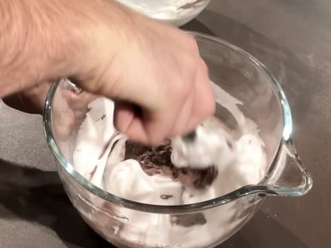 La meringue et la préparation chocolatée sont mélangées ensemble avec une spatule type maryse dans la cuve du batteur