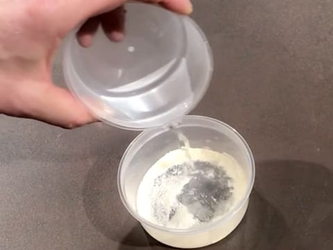 L'eau est versée dans le petit récipient qui contient la gélatine en poudre