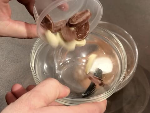 Les fèves de chocolat au lait et de chocolat blanc sont versées dans un bol