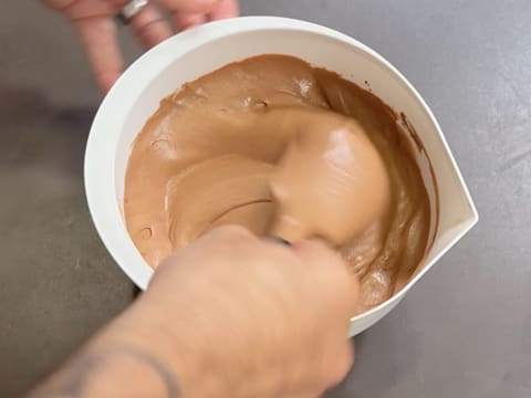 Entremets chocolat, coeur caramel banane et cacahuètes - 72