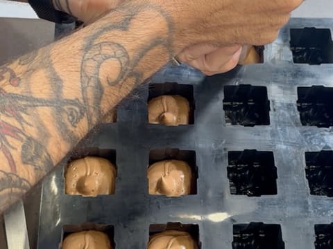 Entremets chocolat, coeur caramel banane et cacahuètes - 76