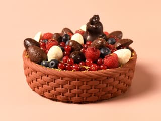 Panier de Pâques, œufs en chocolats & fruits rouges