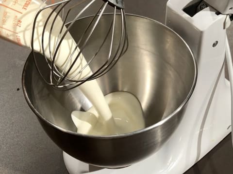 La crème liquide est versée dans la cuve du batteur qui est muni de l'accessoire fouet