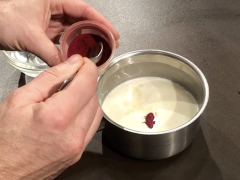 Ajout colorant rouge dans crème