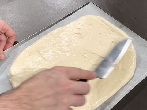 Préparation étalée à la spatule coudée