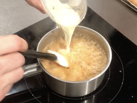 Crème versée dans caramel