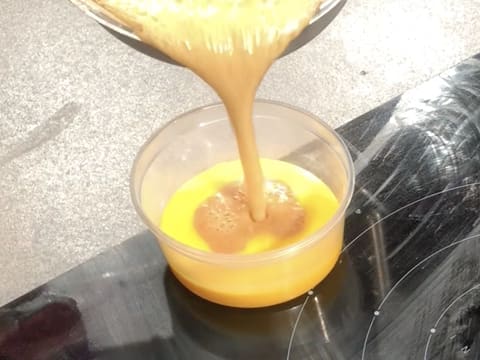 Sauce caramel versée sur les jaunes d'oeufs