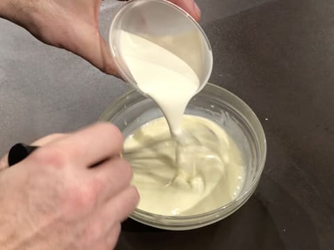 Crème versée dans bol